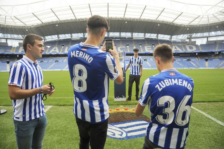 Centenares de aficionados la Real Sociedad tienen la oportunidad de fotografiarse con el trofeo de la Copa durante los póximos días en el Real Arena 