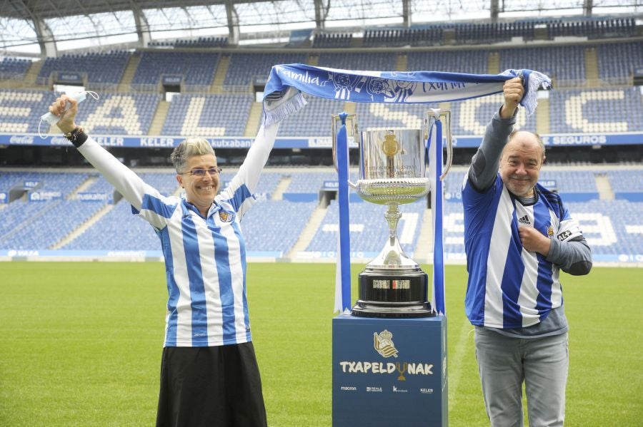 Centenares de aficionados la Real Sociedad tienen la oportunidad de fotografiarse con el trofeo de la Copa durante los póximos días en el Real Arena 