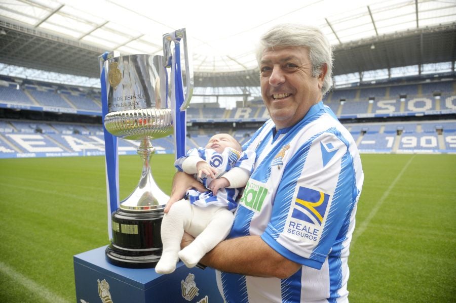 Centenares de aficionados la Real Sociedad tienen la oportunidad de fotografiarse con el trofeo de la Copa durante los póximos días en el Real Arena 