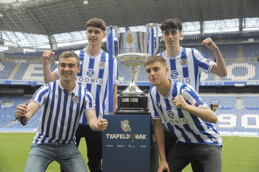 Centenares de aficionados la Real Sociedad tienen la oportunidad de fotografiarse con el trofeo de la Copa durante los póximos días en el Real Arena 