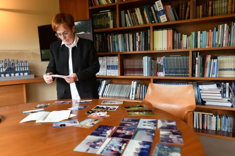 La viuda de Santi Oleaga muestra parte de su álbum familiar, tras la entrevista en El Diario Vasco. 