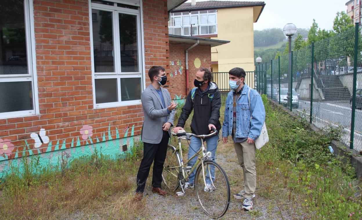 Ander Iturri, director foral de Movilidad; Gorka Obeso, miembro de Balazta, y Borja Olazabal, delegado municipal de Movilidad. 