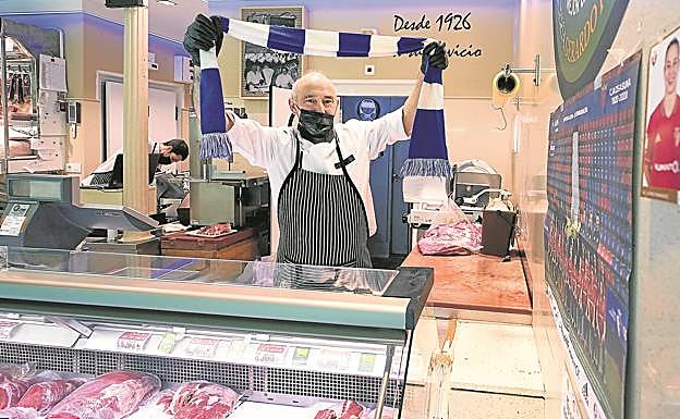 Corazón dividido. Gerardo Fernández, aita de la exjugadora de la Real y hoy de Osasuna Leyre Fernández,anima a la Real desde su puesto en el mercado Mañueta. 