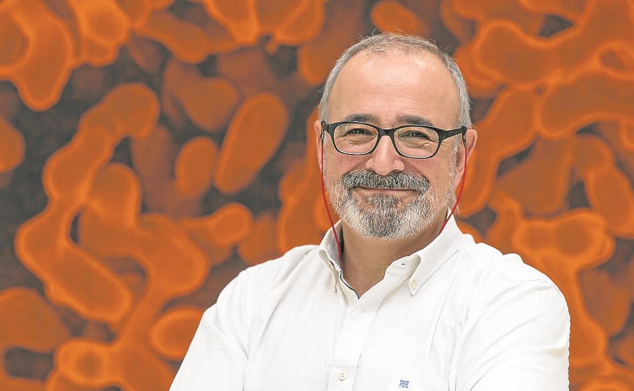 El microbiólogo Ignacio López Goñi, autor del popular blog microBIO.