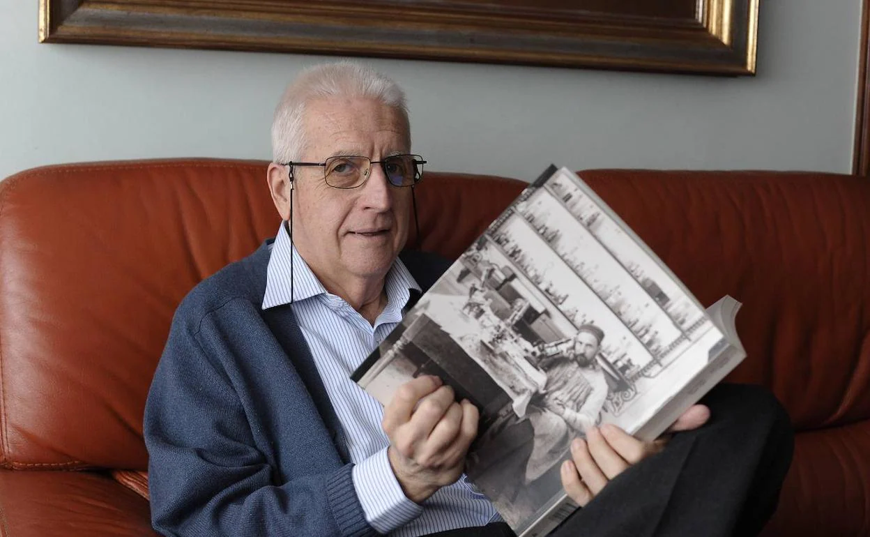 Félix Goñi sostiene entre las manos un libro con la fotografía de Santiago Ramón y Cajal.