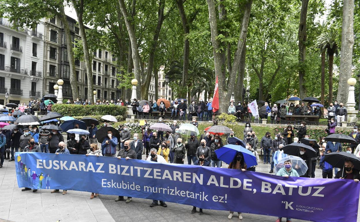 Concentración convocada por Kontseilua ayer ante el Palacio de Justicia de Bilbao en protesta por la sentencia del TSJPV sobre el euskera en Irun.