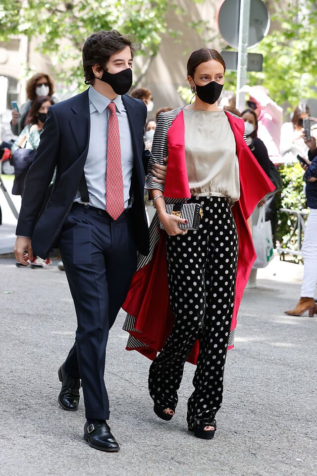 Ayer 22 de mayo se celebró la boda del año en el madrileño Palacio de Liria. Carlos Fitz-James Stuart Solís y Belén Corsini se dieron el sí quiero durante la mañana acompañados de los familiares y amigos más íntimos de ambos. Estos son los mejores looks de los invitados que asistieron a la boda. ¿Con cual de ellos os quedáis?