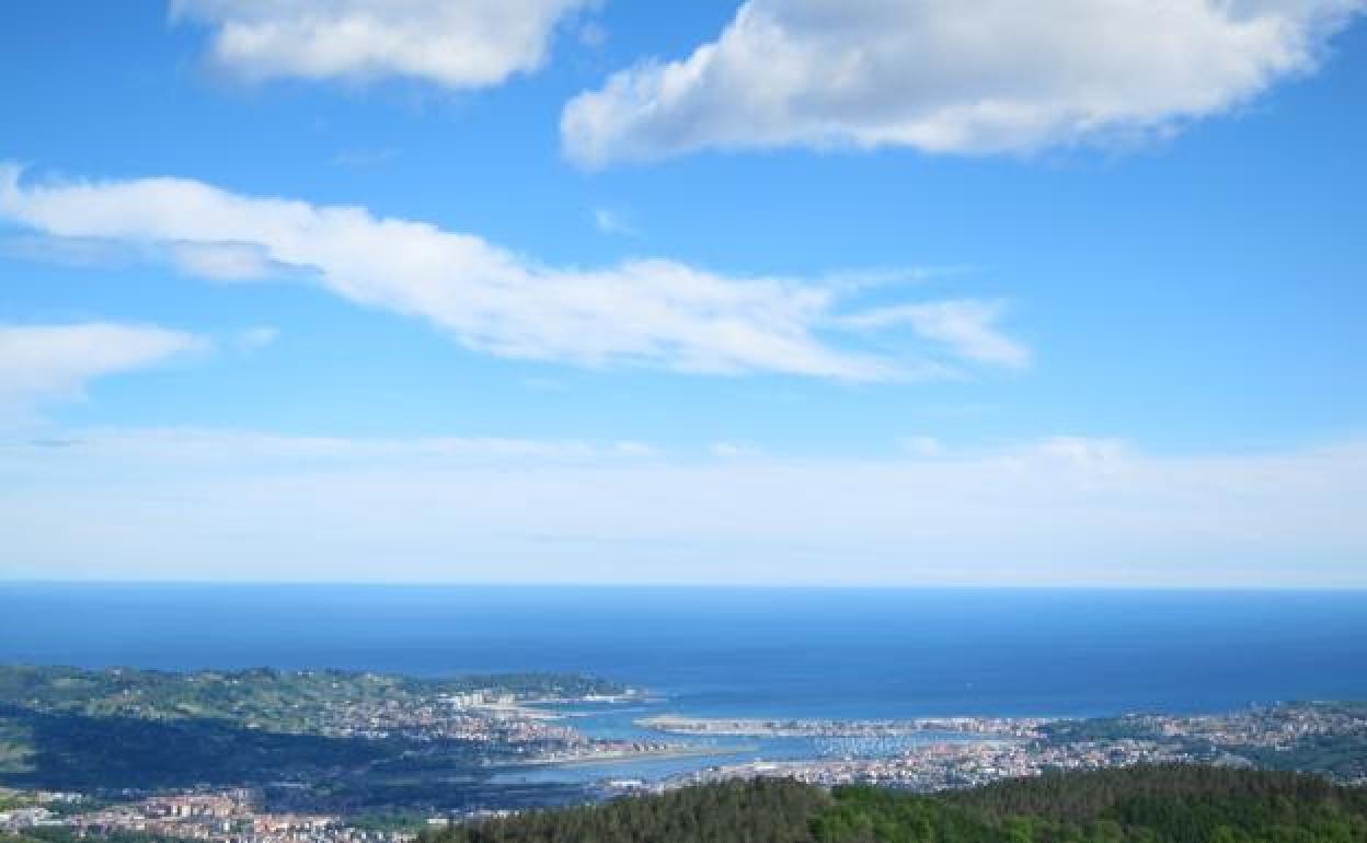 Impresionante vista de la costa guipuzcoana desde Hirumugarrieta, una de las cimas de Aiako harria. 