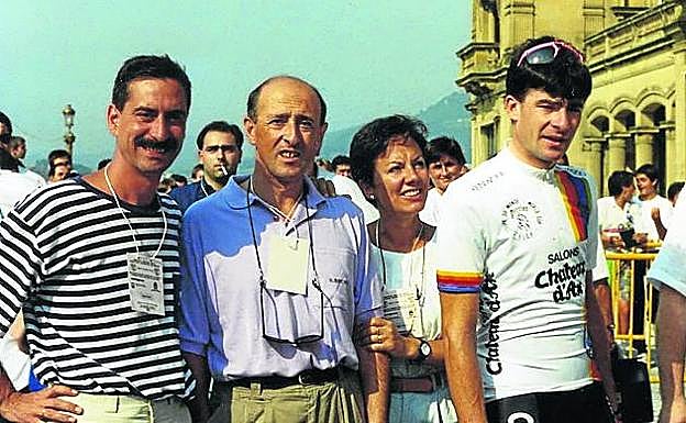 Imagen principal - Arriba, en la terraza del Ayuntamiento de San Sebastián, con el ciclista italiano Gianni Bugno. Abajo, a la izquierda, Santi, con papeles del trabajo en la terraza de su casa en Donostia. A la derecha, en medio de la nieve, en un viaje de trabajo de Santi en Finlandia. 