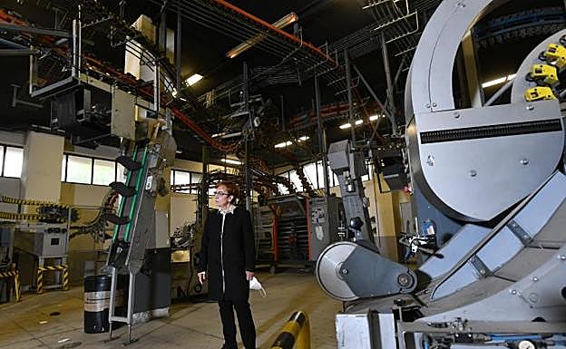 Amaia Guridi, durante el recorrido por las instalaciones de la rotativa de El DiarioVasco, se detiene junto a la máquina encartadora. 