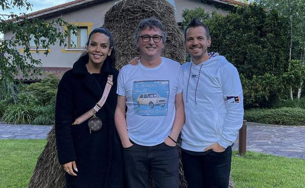 Cristina Pedroche y Daviz Muñoz posan junto a Andoni Luis Aduriz. 