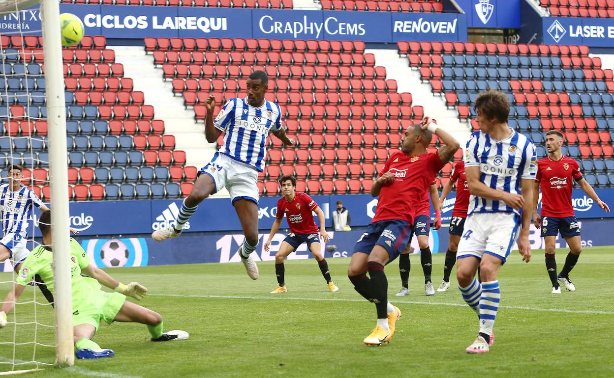 Alexander Isak remata a gol el pase de Januzaj, ante la mirada de Le Normand.