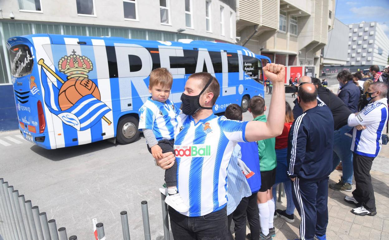 Un aficionado de la Real con su hijo, en los aledaños de El Sadar. 