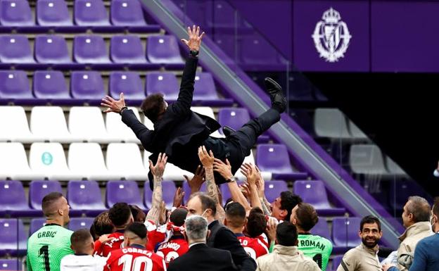 El Cholo Simeone, manteado por sus jugadores en Valladolid. 