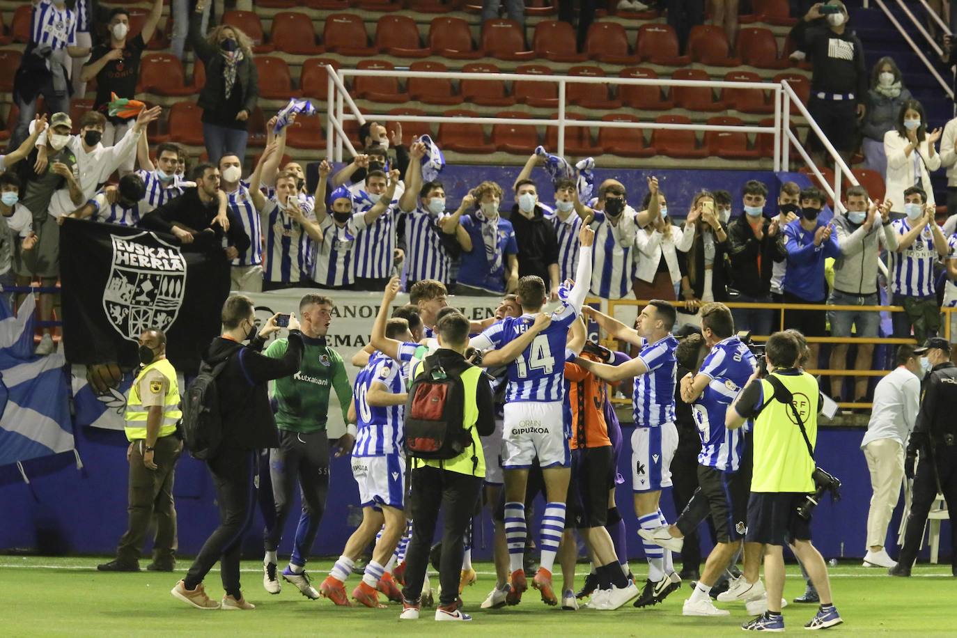 De Figueras a Almendralejo. Sesenta años no son nada. El Sanse consiguió ayer un nuevo ascenso a Segunda División en un partido agónico que tuvo que resolverse en la prórroga. El Algeciras no solo vendió cara la derrota, sino que cortocircuitó el ataque del filial blanquiazul durante muchas fases. Un tanto de Karrikaburu, este chaval está bendecido por los dioses del fútbol, materializó el sueño del segundo equipo realista y confirmó definitivamente a Zubieta como la mejor cantera del momento