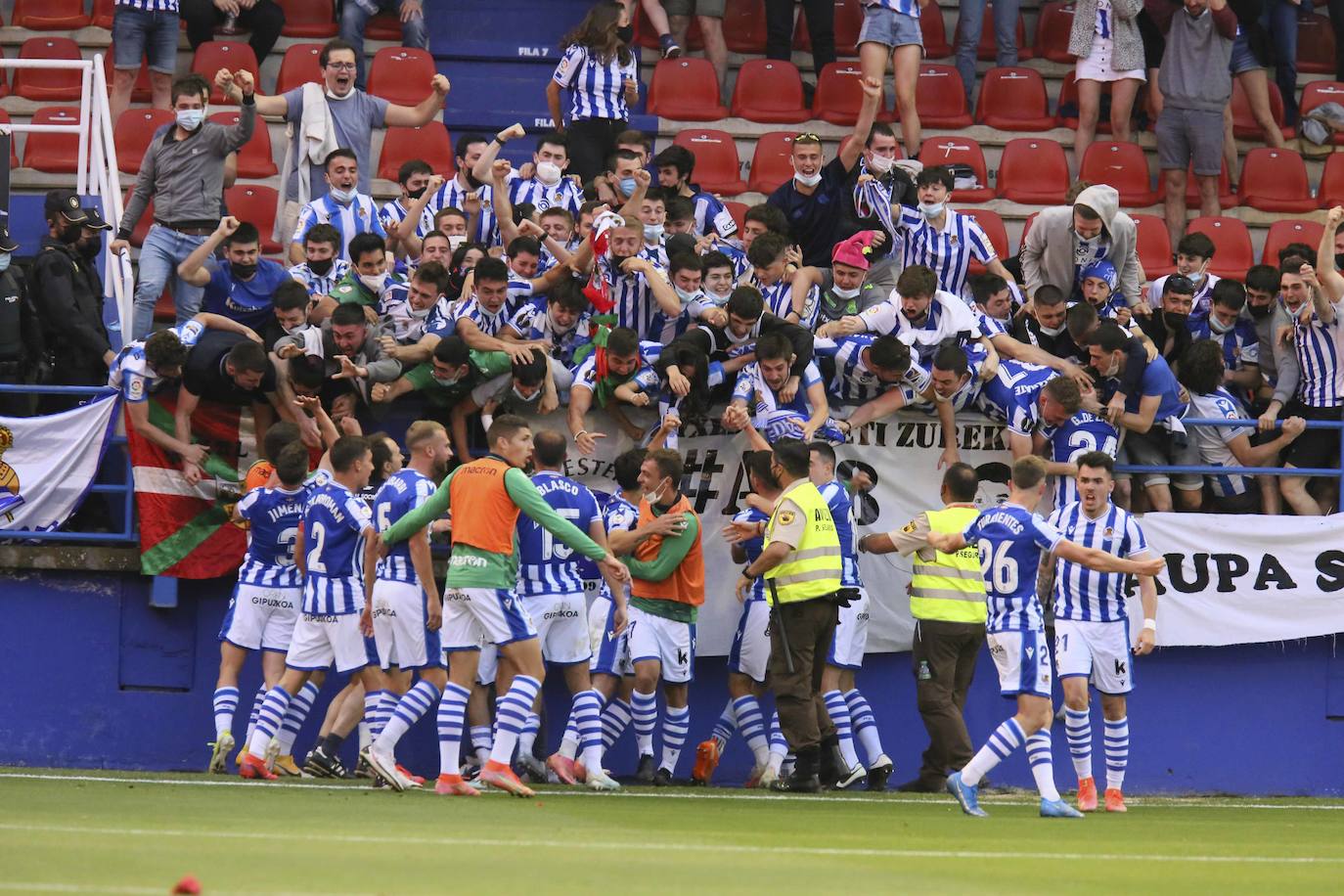 De Figueras a Almendralejo. Sesenta años no son nada. El Sanse consiguió ayer un nuevo ascenso a Segunda División en un partido agónico que tuvo que resolverse en la prórroga. El Algeciras no solo vendió cara la derrota, sino que cortocircuitó el ataque del filial blanquiazul durante muchas fases. Un tanto de Karrikaburu, este chaval está bendecido por los dioses del fútbol, materializó el sueño del segundo equipo realista y confirmó definitivamente a Zubieta como la mejor cantera del momento