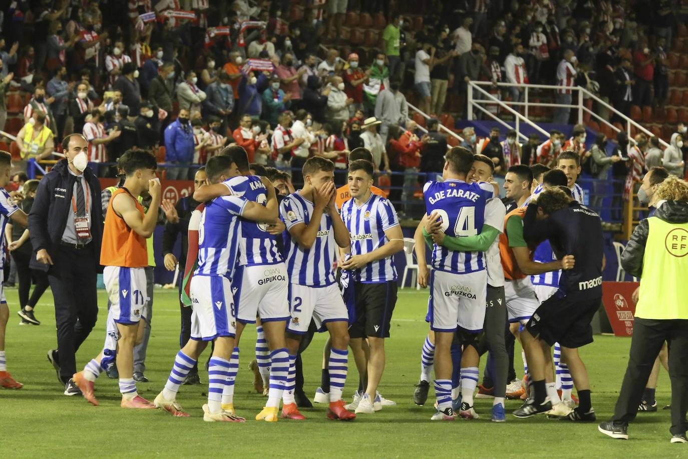 De Figueras a Almendralejo. Sesenta años no son nada. El Sanse consiguió ayer un nuevo ascenso a Segunda División en un partido agónico que tuvo que resolverse en la prórroga. El Algeciras no solo vendió cara la derrota, sino que cortocircuitó el ataque del filial blanquiazul durante muchas fases. Un tanto de Karrikaburu, este chaval está bendecido por los dioses del fútbol, materializó el sueño del segundo equipo realista y confirmó definitivamente a Zubieta como la mejor cantera del momento