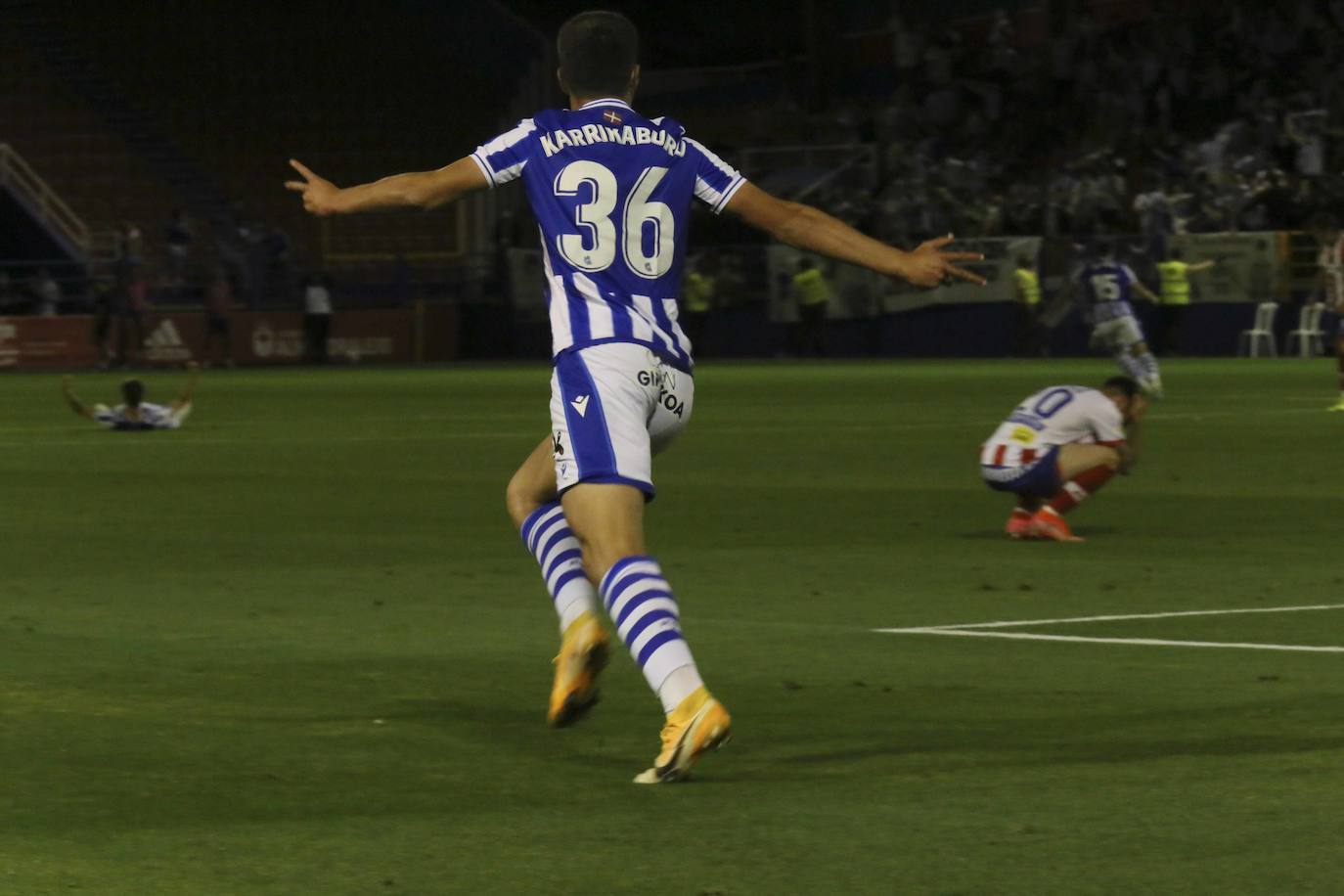 De Figueras a Almendralejo. Sesenta años no son nada. El Sanse consiguió ayer un nuevo ascenso a Segunda División en un partido agónico que tuvo que resolverse en la prórroga. El Algeciras no solo vendió cara la derrota, sino que cortocircuitó el ataque del filial blanquiazul durante muchas fases. Un tanto de Karrikaburu, este chaval está bendecido por los dioses del fútbol, materializó el sueño del segundo equipo realista y confirmó definitivamente a Zubieta como la mejor cantera del momento