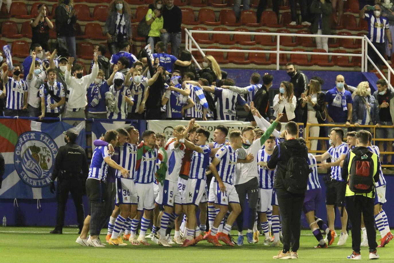 De Figueras a Almendralejo. Sesenta años no son nada. El Sanse consiguió ayer un nuevo ascenso a Segunda División en un partido agónico que tuvo que resolverse en la prórroga. El Algeciras no solo vendió cara la derrota, sino que cortocircuitó el ataque del filial blanquiazul durante muchas fases. Un tanto de Karrikaburu, este chaval está bendecido por los dioses del fútbol, materializó el sueño del segundo equipo realista y confirmó definitivamente a Zubieta como la mejor cantera del momento