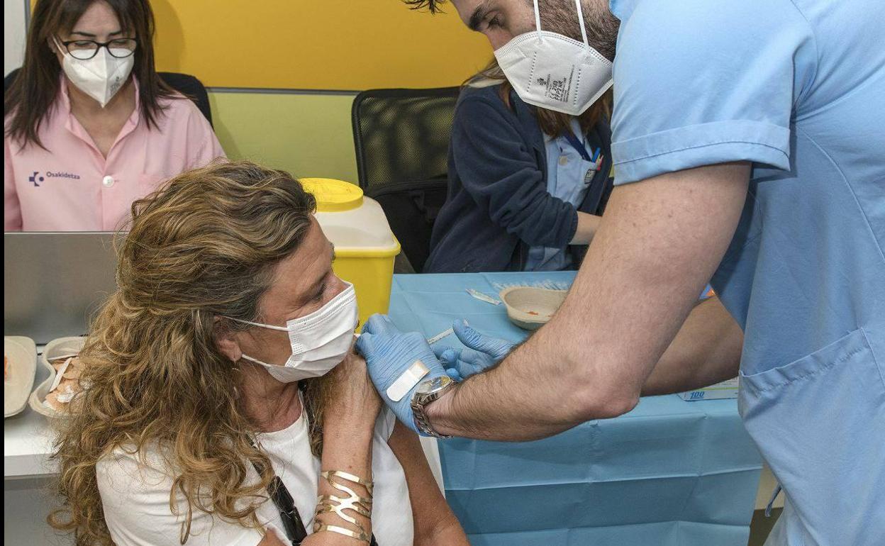 Coronavirus:La consejera vasca de Salud recibe la vacuna contra el Covid