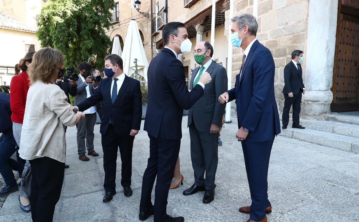 Pedro Sánchez saluda al CEO de Cummins junto a Sánchez Galán. 