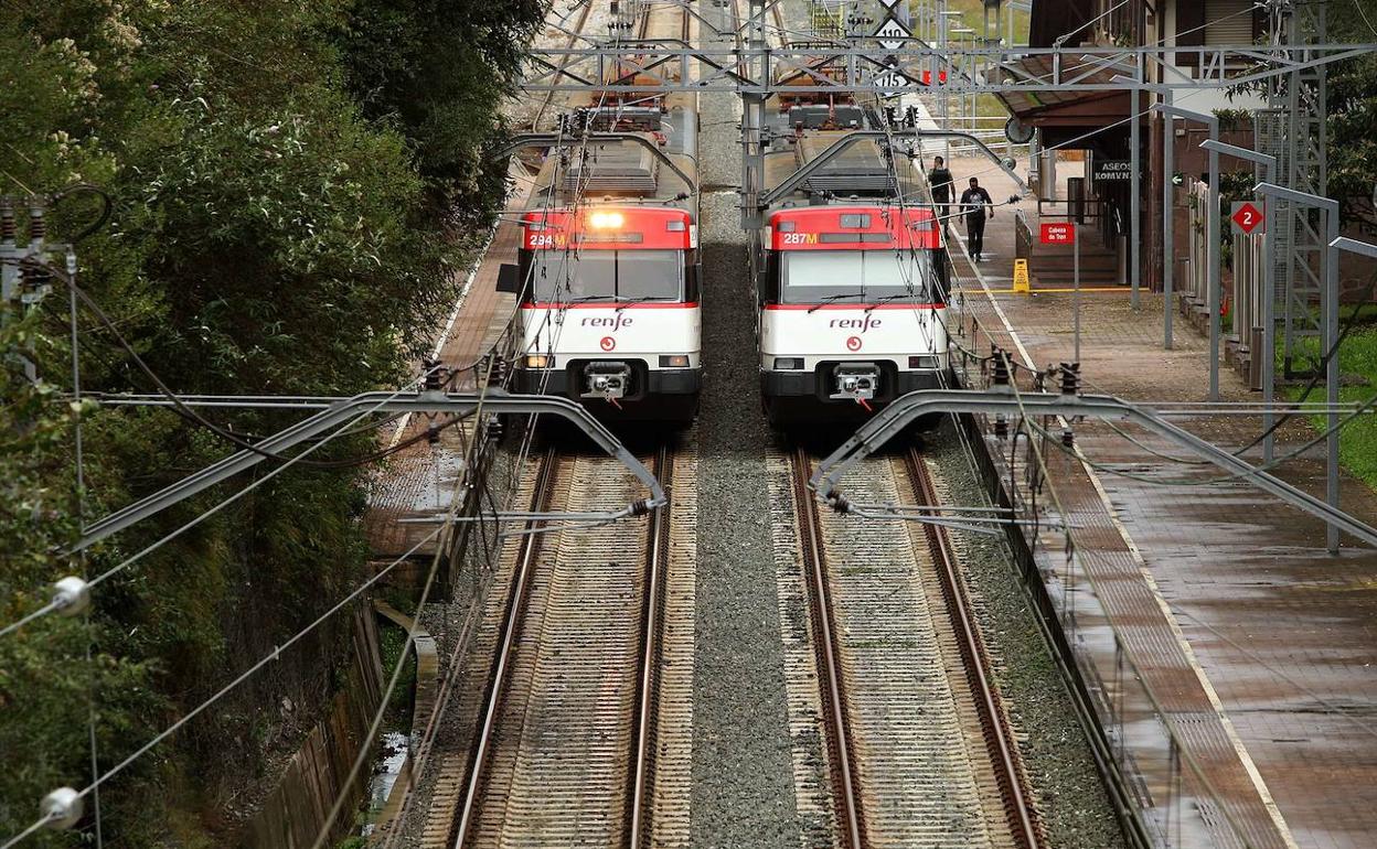 Trenes de cercanías de Renfe en la estación Lezo-Errenteria. 