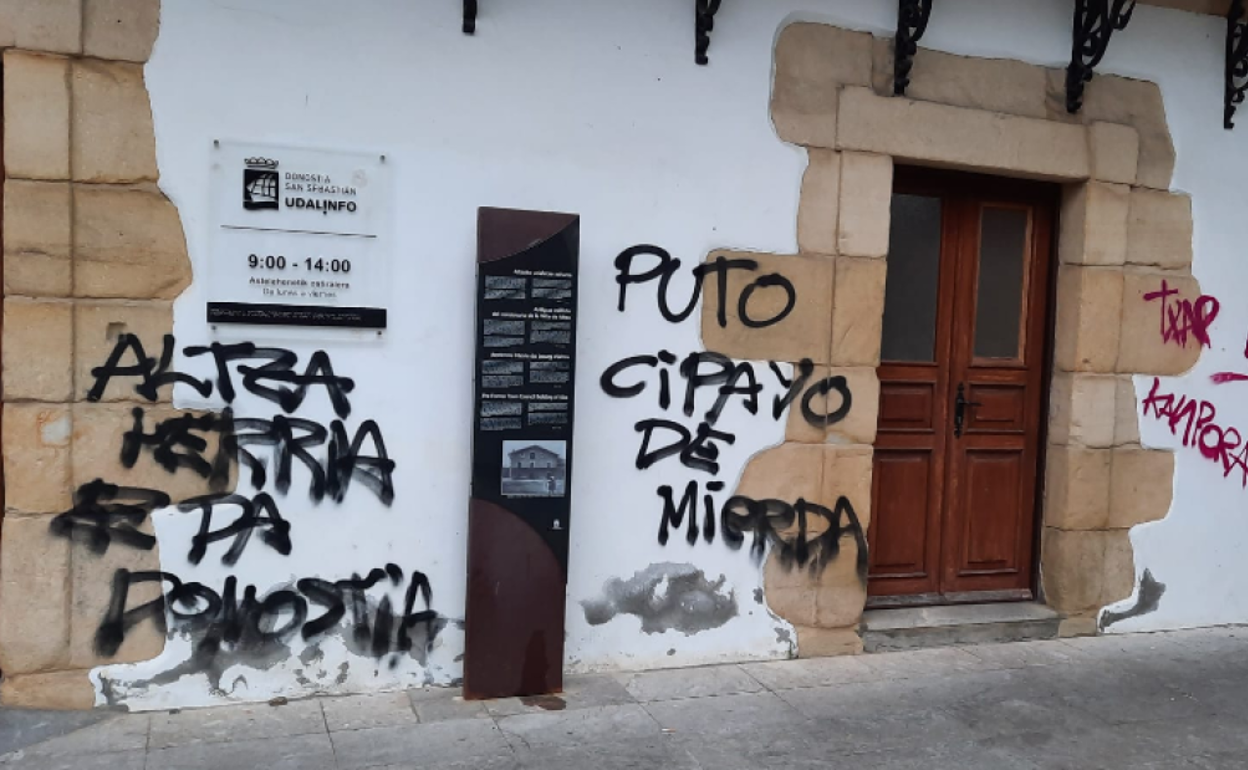 Todos los grupos del Ayuntamiento de Donostia, excepto EH Bildu, condenan las pintadas de Altza