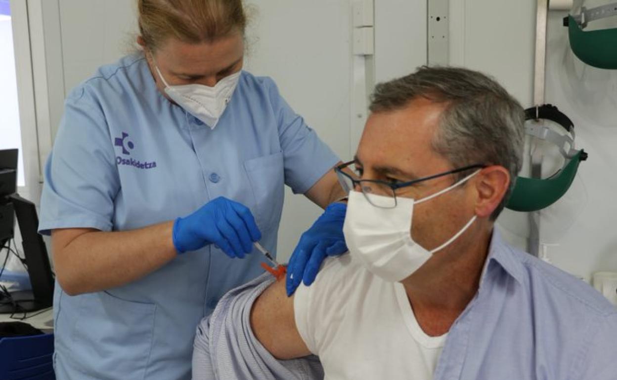 Coronavirus Gipuzkoa:  El diputado general de Gipuzkoa, Markel Olano, se vacuna contra la Covid-19 y muestra su apoyo a la investigación científica