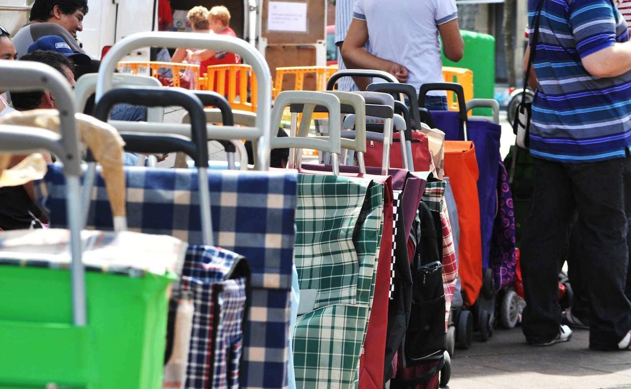 Imagen de archivo de carros en una cola de reparto de comida. 