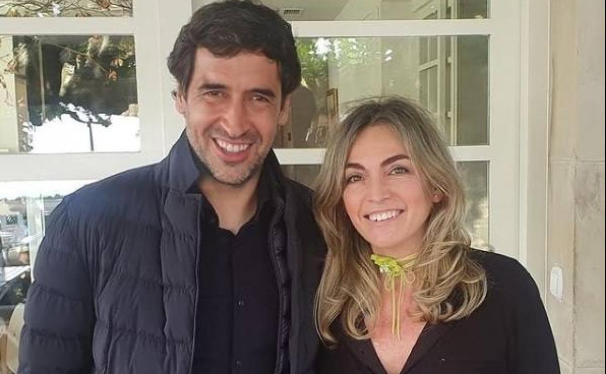 Raúl González posa con Lourdes Rekondo en el restaurante.