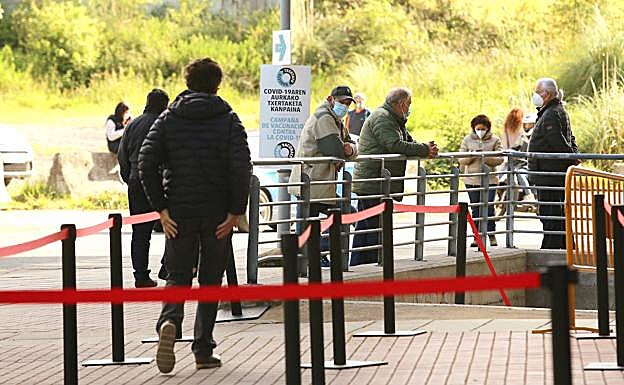 Sagardui no aclara quién tendrá preferencia para recibir la segunda dosis de AstraZeneca