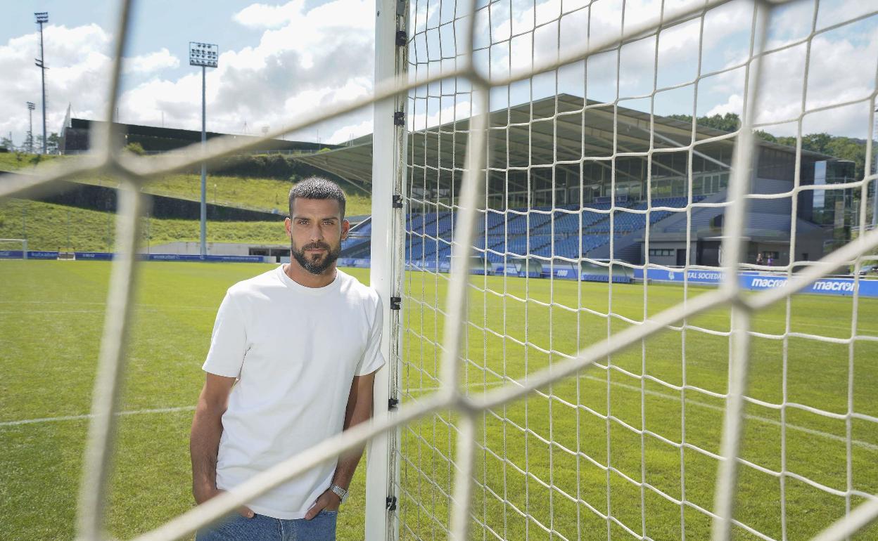 Miguel Ángel Moya, junto a una de las porterías del campo principal de Zubieta.
