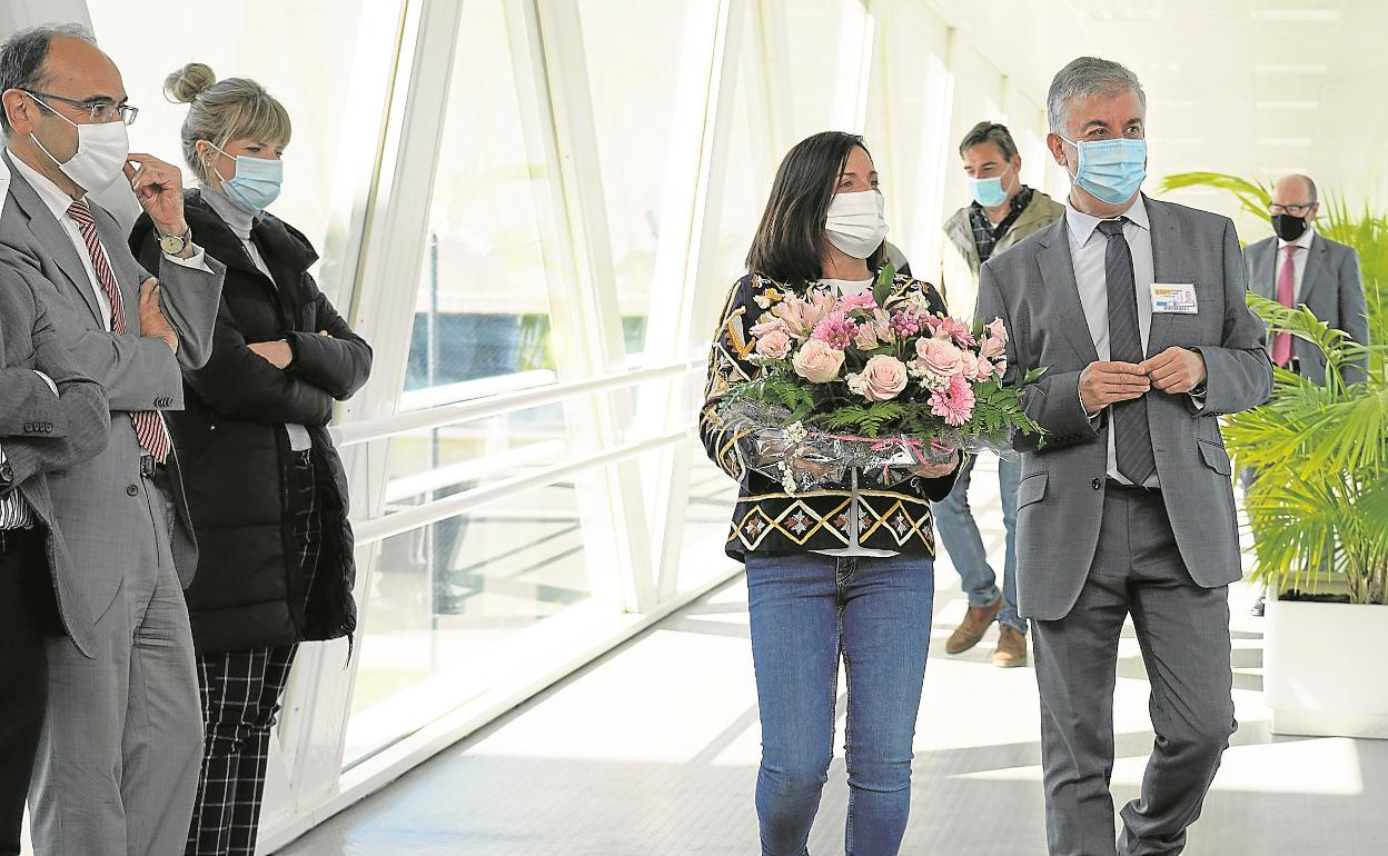 La consejera Artolazabal, con unas flores, ayer, junto al director de Zaballa, Benito Aguirre.