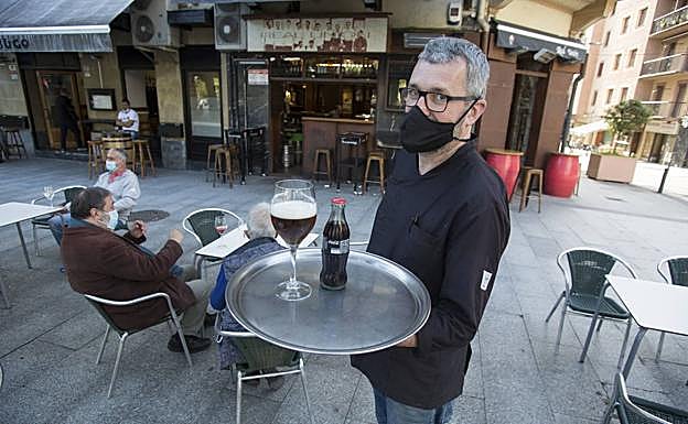 David Vértiz, en su bar Real Unión, en el centro de Irun.