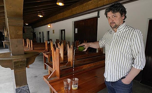 Martin Zabala escancia sidra en su sidrería de Aduna.