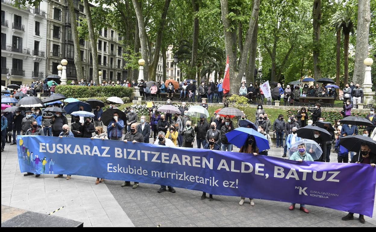 Concentración convocada por Kontseilua ayer ante el Palacio de Justicia de Bilbao en protesta por la sentencia del TSJPV sobre el euskera en Irun