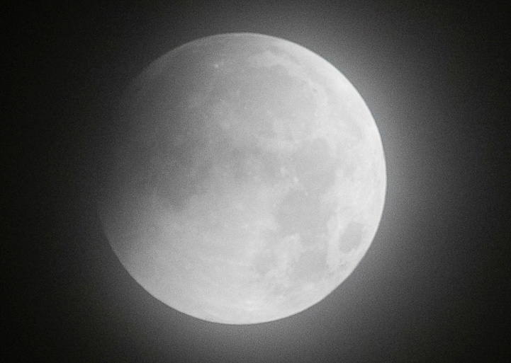 La superluna brilla sobre buena parte del planeta