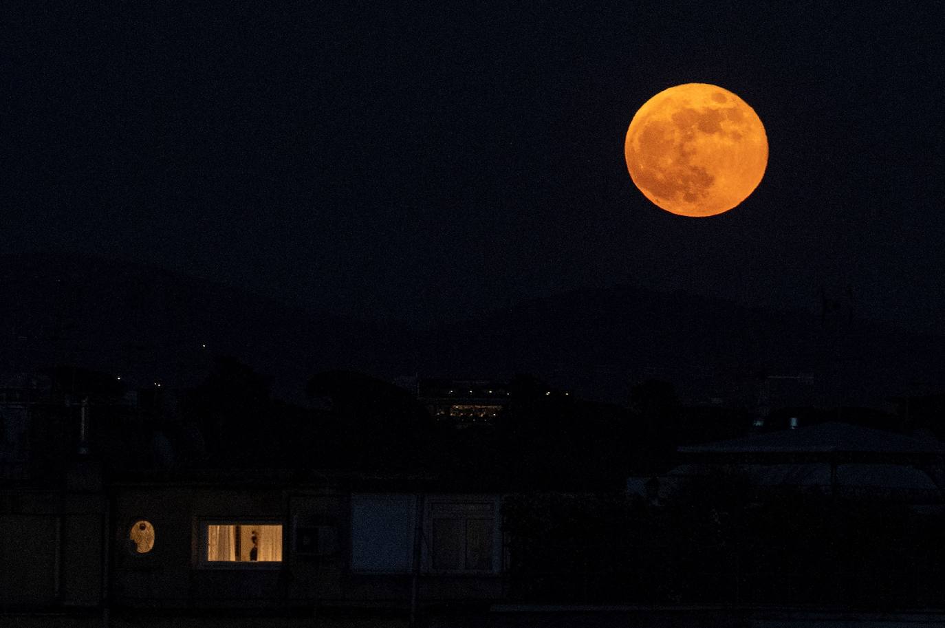 La superluna brilla sobre buena parte del planeta