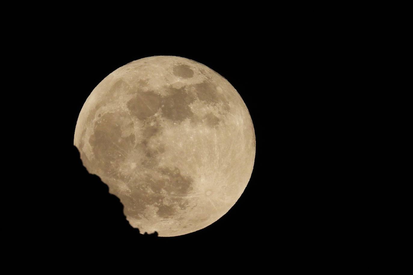 La superluna brilla sobre buena parte del planeta