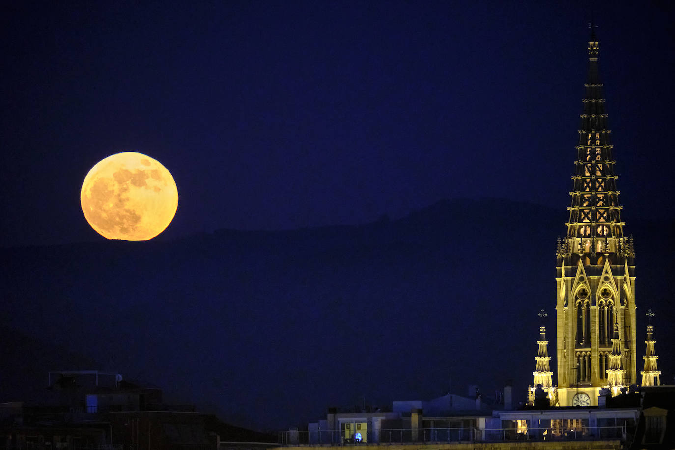 La superluna brilla junto a la torre de la Catedral del Buen Pastor, en Donostia