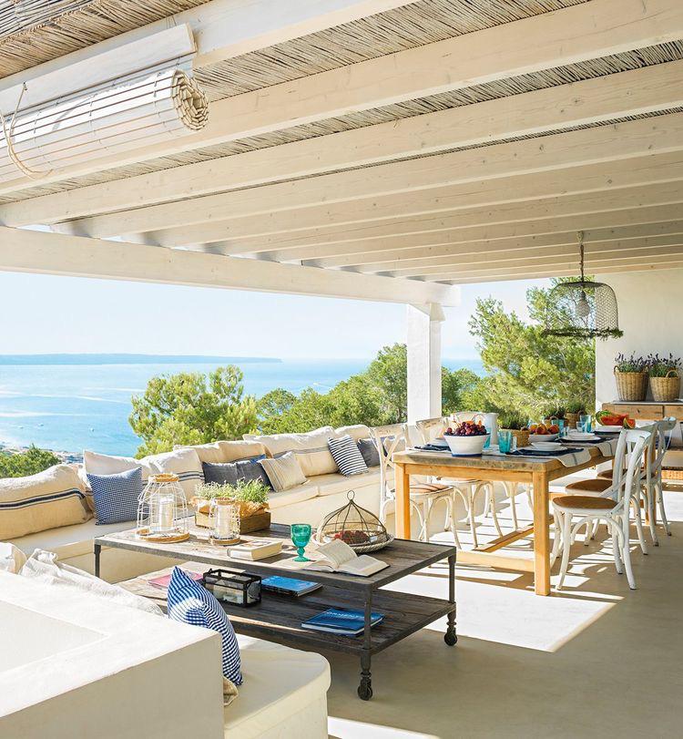 Dentro de la decoración de estilo mediterráneo, ésta incluye desde el blanco al azul, pasando por el rojo y el marrón, realzando la belleza de materiales como la madera, la piedra o el hierro; elementos imprescindibles para un hogar cálido y confortable. Las paredes blancas y las vigas de madera también son esenciales para complementar este estilo. Toma nota de estas 20 propuestas de aires mediterráneos