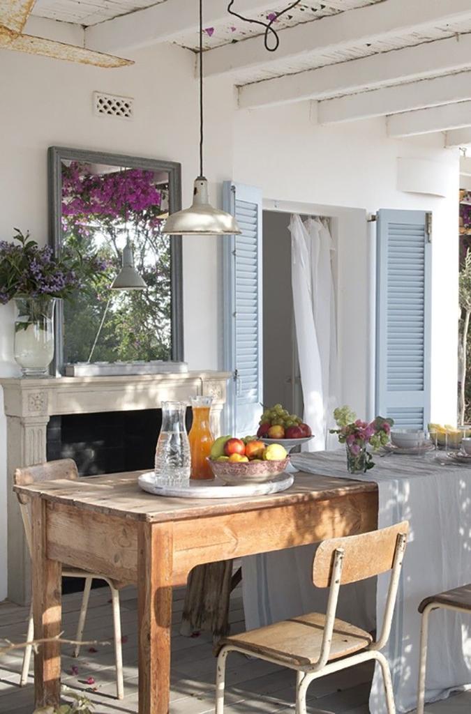 Dentro de la decoración de estilo mediterráneo, ésta incluye desde el blanco al azul, pasando por el rojo y el marrón, realzando la belleza de materiales como la madera, la piedra o el hierro; elementos imprescindibles para un hogar cálido y confortable. Las paredes blancas y las vigas de madera también son esenciales para complementar este estilo. Toma nota de estas 20 propuestas de aires mediterráneos