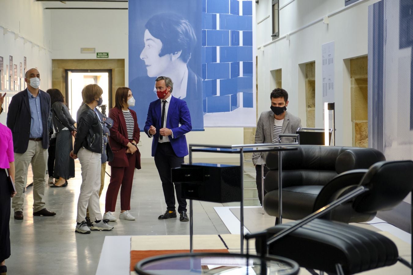 El Instituto de Arquitectura dedica una exposición a Eileen Gray, la pionera del movimiento moderno y recrea su mítica casa de la Costa Azul. La muestra estará abierta hasta el 10 de octubre en el convento de Santa Teresa, en Donostia.