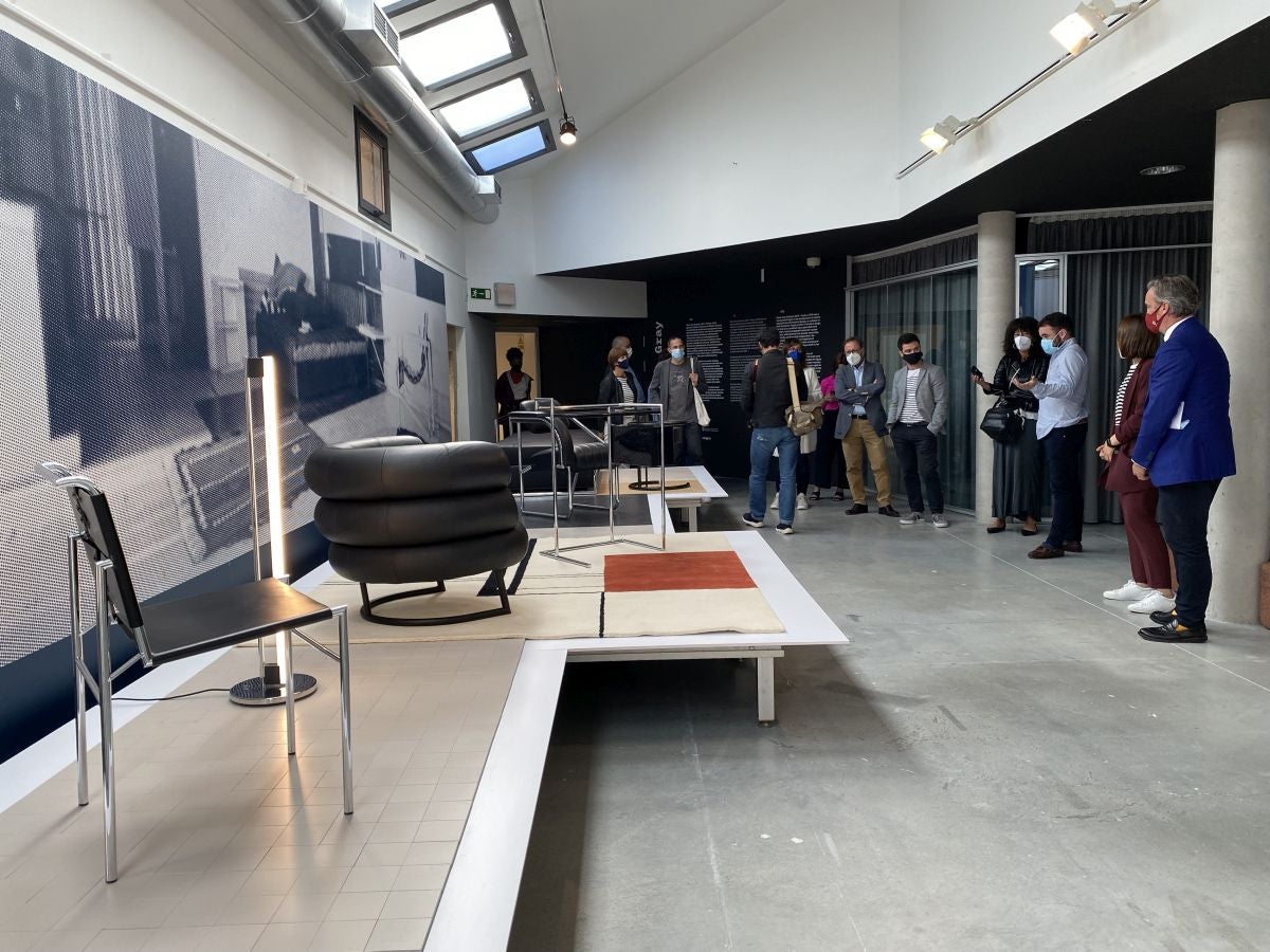 El Instituto de Arquitectura dedica una exposición a Eileen Gray, la pionera del movimiento moderno y recrea su mítica casa de la Costa Azul. La muestra estará abierta hasta el 10 de octubre en el convento de Santa Teresa, en Donostia.