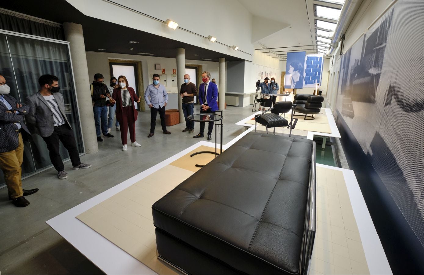 El Instituto de Arquitectura dedica una exposición a Eileen Gray, la pionera del movimiento moderno y recrea su mítica casa de la Costa Azul. La muestra estará abierta hasta el 10 de octubre en el convento de Santa Teresa, en Donostia.