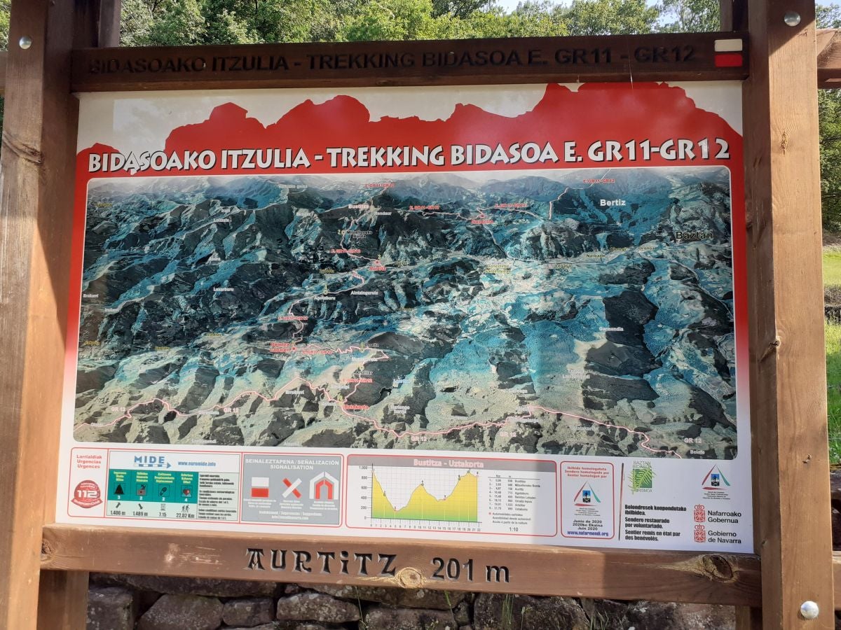 La blanca ermita de la Trinidad ubica esta cima de piedra rojiza en la que las leyendas mitológicas inundan todos sus rincones.