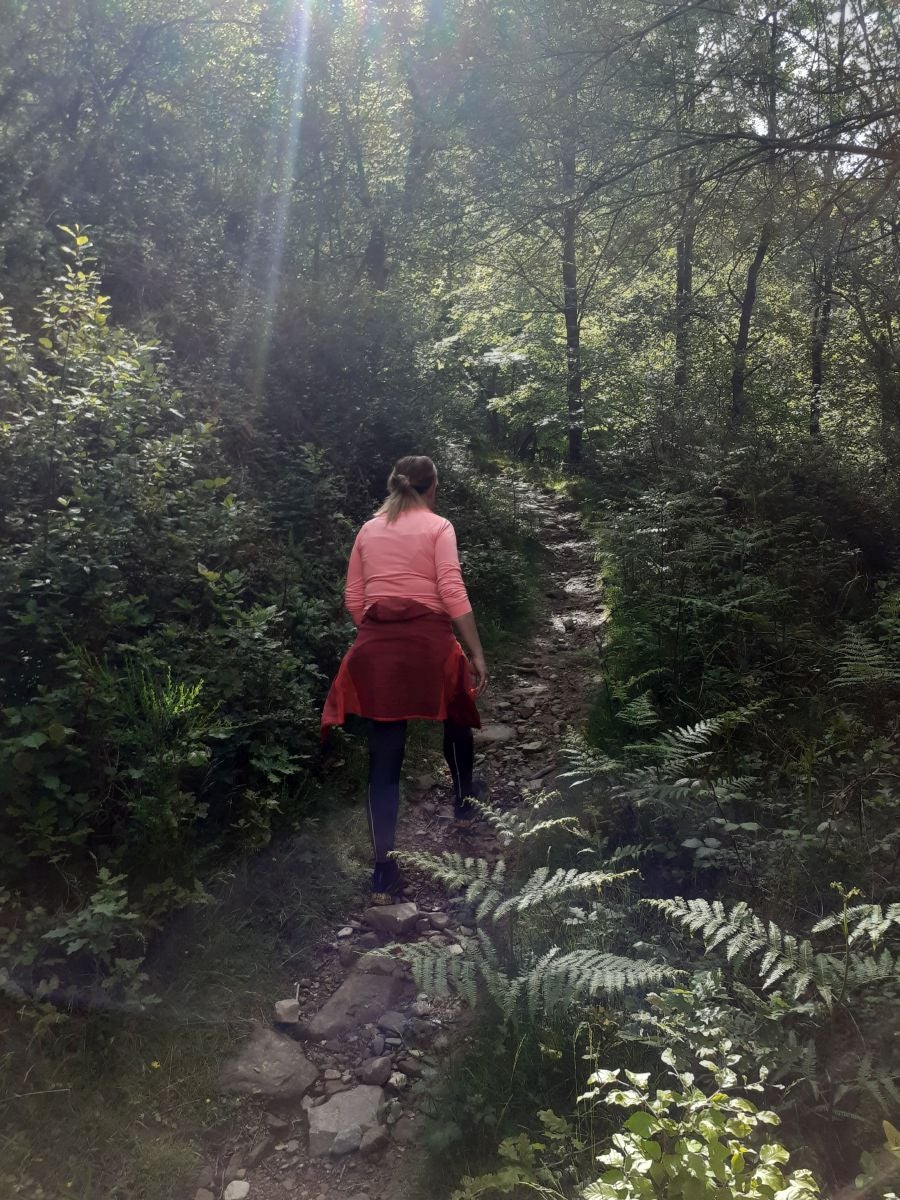 La blanca ermita de la Trinidad ubica esta cima de piedra rojiza en la que las leyendas mitológicas inundan todos sus rincones.