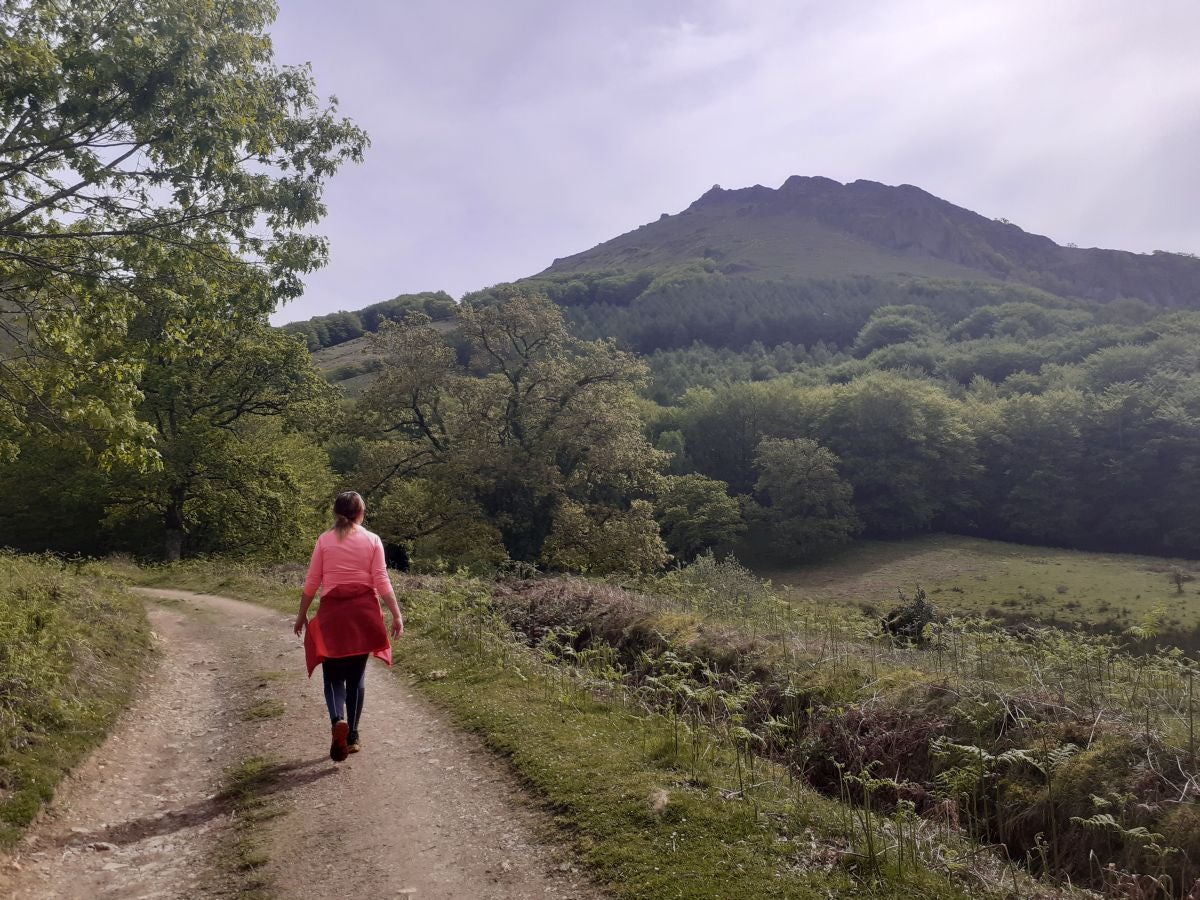 La blanca ermita de la Trinidad ubica esta cima de piedra rojiza en la que las leyendas mitológicas inundan todos sus rincones.