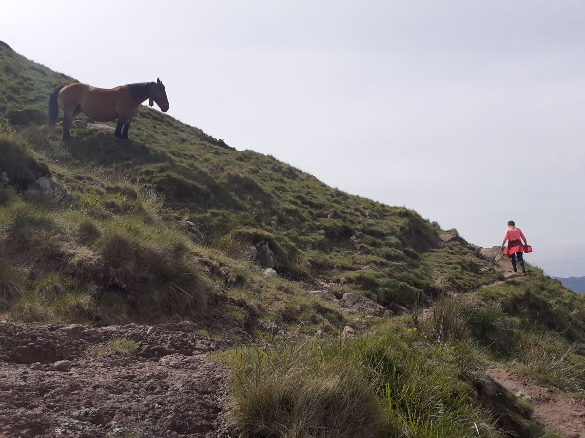 La blanca ermita de la Trinidad ubica esta cima de piedra rojiza en la que las leyendas mitológicas inundan todos sus rincones.