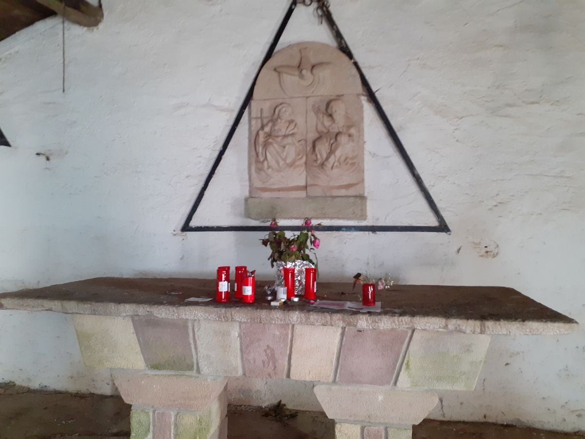 La blanca ermita de la Trinidad ubica esta cima de piedra rojiza en la que las leyendas mitológicas inundan todos sus rincones.